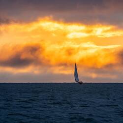 Vanuily sailing into the night. Tomorrow the sea shall be raging!