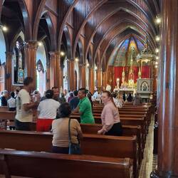 Friedensgruß bei einer Beerdigungs-Messe in der Immaculata-Kirche