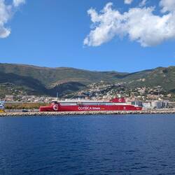 Ankunft in Bastia... 3 andere Fähren warten schon.