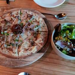 Blue Cheese Pizza with Pear & Walnuts.. yummy