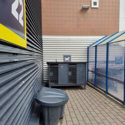Hier kann man den Hund sogar in einer Box vor dem Supermarkt parkieren.