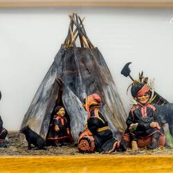 Model of a Sámi camp made out of wood.