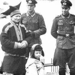 Sámi man & child with Nazi officers in 1941.