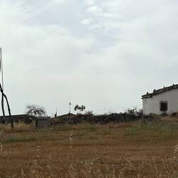 A gauche le puit, à droite le moulin... Il y en a encore beaucoup.