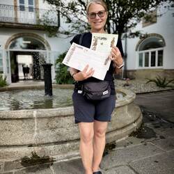 Claudi mit ihrer ersten Pilgerurkunde