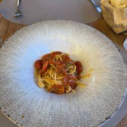 Ja, das in der Mitte des grossen Tellers sind Spaghetti mit Tomatensauce ...