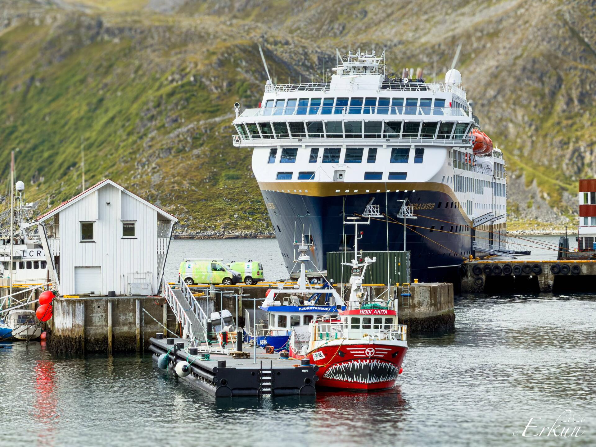 m/s Havila Captor and the 'vicious red boat' 😂