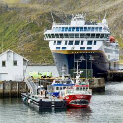 m/s Havila Captor and the 'vicious red boat' 😂