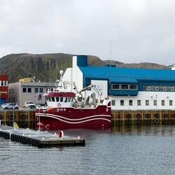 The building with the blue roof is the Nordkappmuseet.