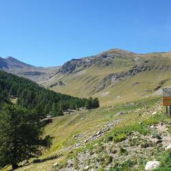 Links, die schwarze Spitze ist das Ziel