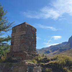 Der Monolith für die 5. Group Alpin