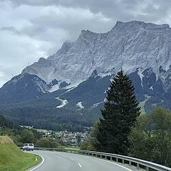 Wer diesen Berg erkennt, ahnt vielleicht schon, wo wir die nächsten Tage übernachten werden. 🏔️😉🚐