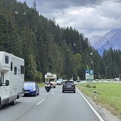 Der Gegenverkehr kommt uns teilweise fast zum Stillstand entgegen.