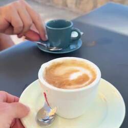 Jede Bedienung stellt uns Cappuccino und Espresso vertauscht hin. 🤣🤣