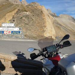 Pass-Schild in der Kehre