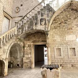 A hidden courtyard. Always have to poke around these