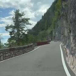 Es geht zum Mendelpass. Zum Glück im Auto mit viel Blech drumherum.