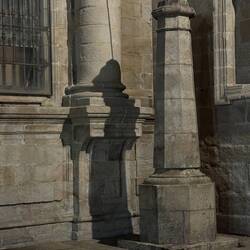 Der Schatten des Pilgers an der Kathedrale