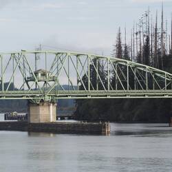 Rotatable center span of the Umpqua River Bridge