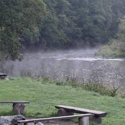 Nebel steigt auf aus der Eger/Ohre