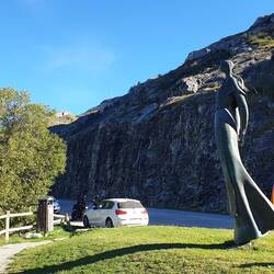 Eibe Skulptur am Rande des Sees