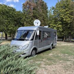 Es hat auf diesem grossen Campingplatz nur vier Autos und vier Velofahrer