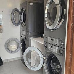 Moderne Waschmaschinen und Trockner
