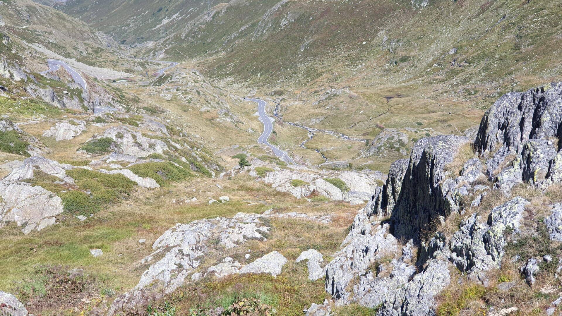 Das graue Asphaltband schlängelt sich hinab