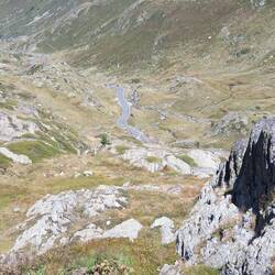 Das graue Asphaltband schlängelt sich hinab