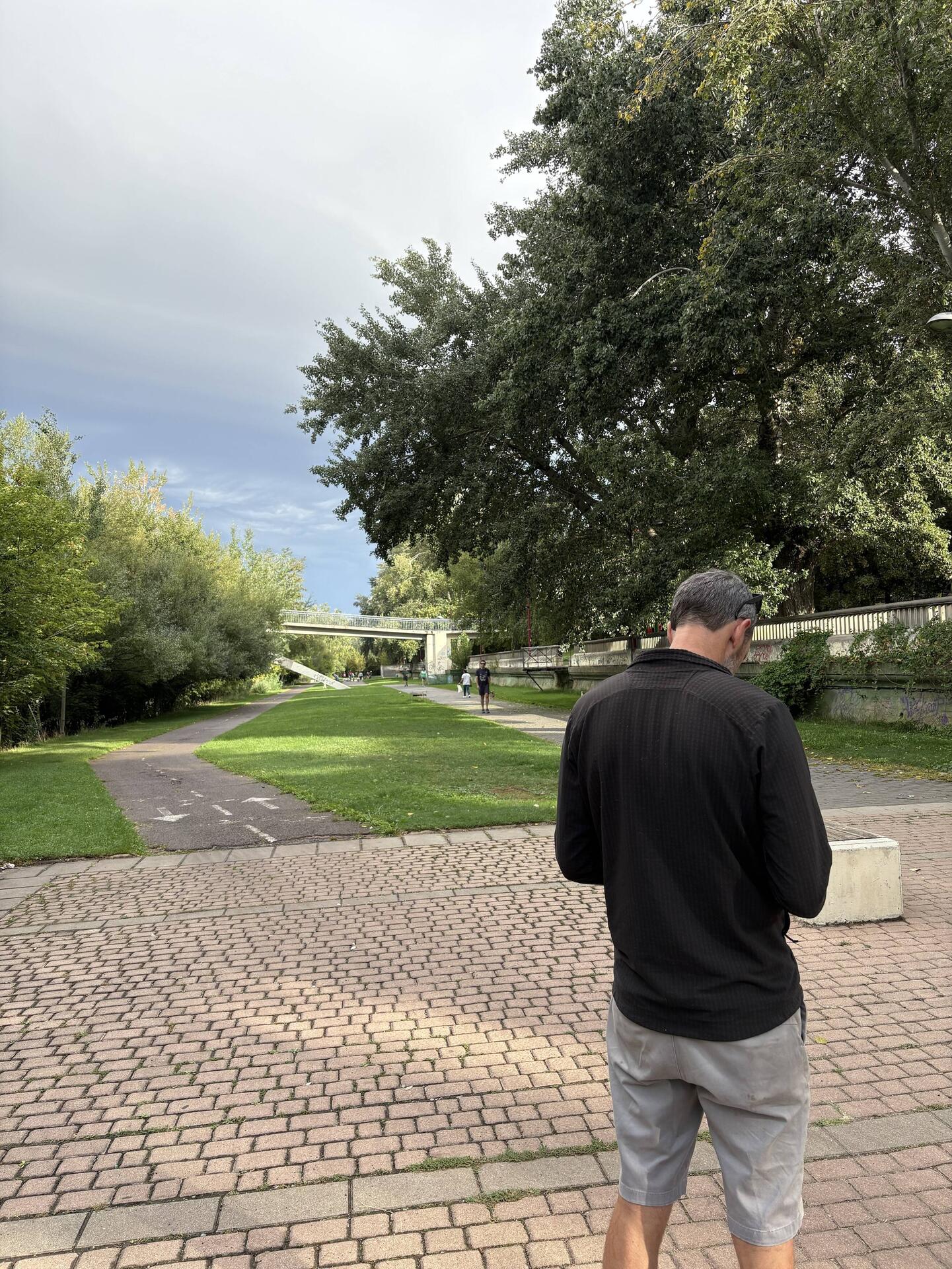Linear park along both sides of Bernesga River