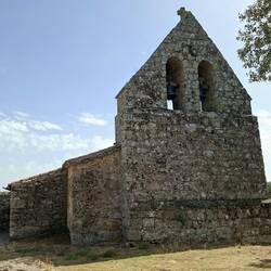 Et toujours ces églises massives en pierre au milieu des campagnes