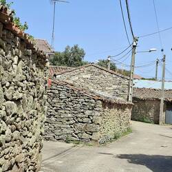 Hameaux de maisons de pierre, les mêmes côté espagnol que côté portugais