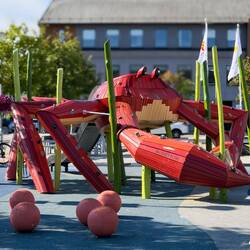 Red King Crab in the children's playground — Kirkenes Square.