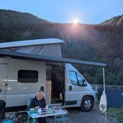 Die Sonne kommt erst gegen 10 Uhr zu unserem Camper 🤷