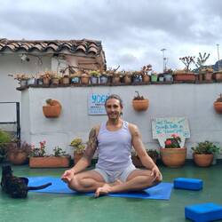 Yogalehrer Carlos mit Katze
