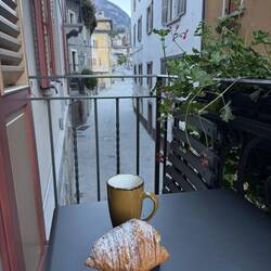 Caffè con croissant nella luce mattutina alpina