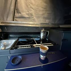 Und jetzt! Camping Feeling mit Camping Kaffee an der Durchgangsstraße.