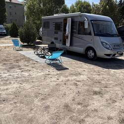 Aussenquartier mit Leichtem Strassenlärm, flacher, trockener Platz