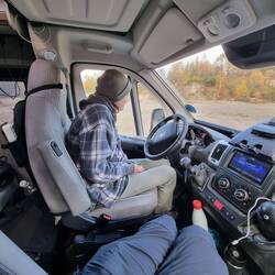 Anina probiert den Fahrersitz mal aus...(sie sollte nur auf ebenen Grund fahren)