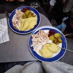 Sogar mit selbsteingemachten Preiselbeeren.