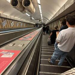 Blick in das Rolltreppen Loch das Weit hinunter fährt