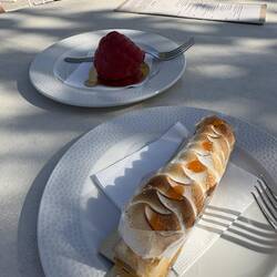 Café mit Kuchen beziehungsweise Aperol Spritz mit Kuchen muss sein