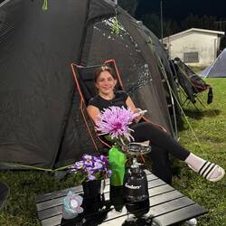 manche mögens stilvoll - mit Blumen, Tischdecke und Lämpchen