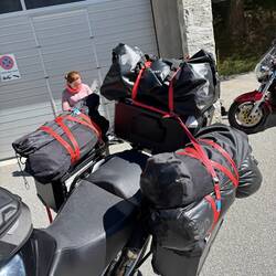 Wenn man stilvoll zelten will - hat man ne Menge Gepäck - ist wohl Uwes Moped