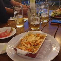 Vorn Gemüsenudeln, hinten Steyrischer Salat