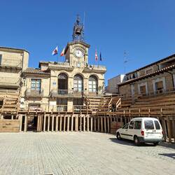 La fameuse place et son arène en bois !
