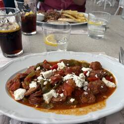 Mittagessen: Spetsofai - Würstchen, Peperoni, Feta 😋