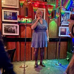 Die Organisatorin des Karaoke-Abends ist auch aufgetreten.