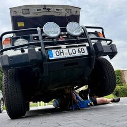so sieht die andere Rallye Welt aus..schrauben, kleben, reparieren...15 Teams sind schon ausgefallen
