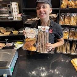 Susa, Italien in der Bäckerei. Bei der strahlenden jungen Dame erstanden wir Teile für unseren "ToD"